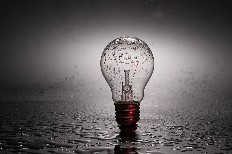 chiaro, lampadina, rugiada dell'acqua, avvicinamento, ambiente, filamento, oggetti di vetro, acqua, attrezzatura per l'illuminazione, nessuno, in casa, elettricità, vetro - materiale, luce, lampada elettrica, girato in studio, trasparente, luce elettrica, illuminato, singolo oggetto, vignetta, concentrarsi sulle conoscenze acquisite, bicchiere, 5K