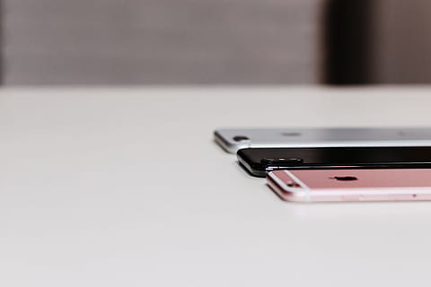 三, 色分けされたiphone, 白, 木製, 机, 盛り合わせ, 接続, コンテンポラリー, データ, 表示, エレクトロニクス, 装置, インターネット, iphone, 現代の, 電話, ポータブル, スマートフォン, 技術, 無線, 屋内で, 無線技術, コミュニケーション, 無人, 単一オブジェクト, コピースペース, 携帯電話, 携帯情報機器, 可搬性, 閉じる, スタジオ撮影, 音楽, 静物, セレクティブフォーカス, テーブル, 楽器, 白色の背景, 4K