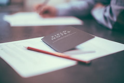 bloc notes, taccuino, documenti, matite, scrittura, ufficio, scrivania, attività commerciale, lavoro, tavolo, avvicinamento, in casa, messa a fuoco selettiva, nessuno, mobilia, carta di credito, comunicazione, giorno, concentrarsi sulle conoscenze acquisite, testo, libro, pubblicazione, carta, matita, 5K, CC0, dominio pubblico, privo di copyright