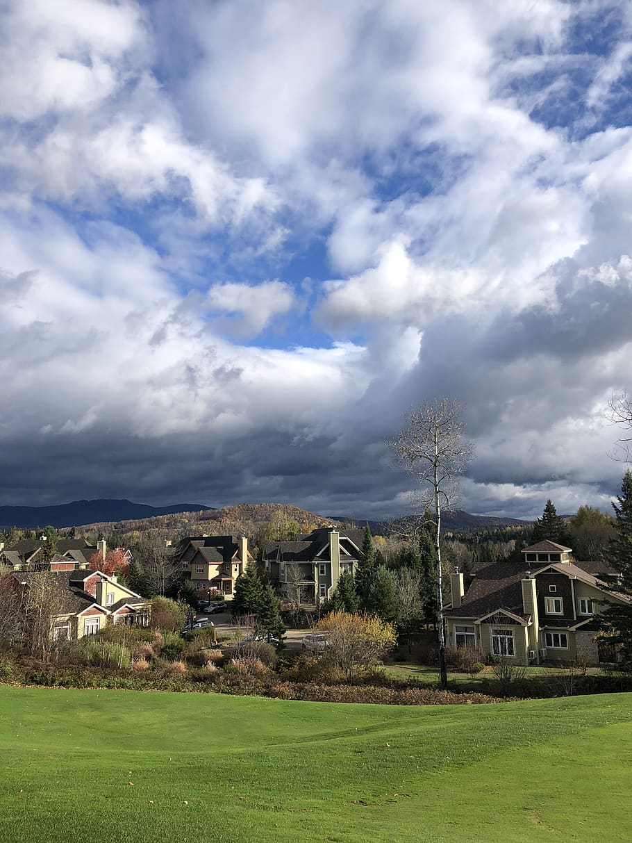 tremito, autunno, paesaggio, nuvole, tempo metereologico, cielo, architettura, nuvola - cielo, esterno dell'edificio, struttura costruita, costruzione, Casa, erba, pianta, terra, quartiere residenziale, natura, ambiente, albero, giorno, campo, nessuno, scenics - natura, bellezza nella natura, all'aperto, Cottage, 4K