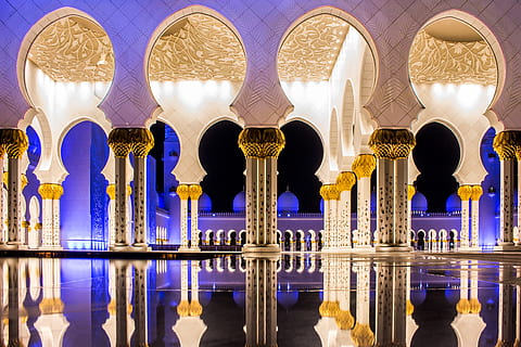 moschee albă, persoană, uman, oameni, clădire, moschee, abu dhabi, arhitectură, arcuit, arc, dom, cult, șeicul a invocat centrul mare al moscheii, Emiratele Arabe Unite, apă, stâlp, coloană, reflecţie, încă, Violet, aur, construită, exteriorul clădirii, destinații de călătorie, coloană arhitecturală, turism, religie, călătorie, nici o persoana, credință, istorie, lăcaș de cult, spiritualitate, reflectând piscina, bogat ornamentat, în aer liber, 4K, CC0, domeniu public, fără drepturi de autor