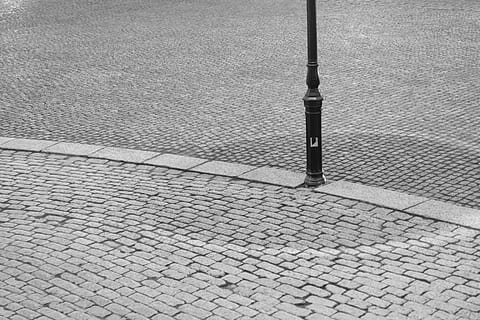 Camí, fanal, paviment, vorera, passarel·la, llambordes, asfalt, llum, transport, automòbil, vehicle, cotxe, aparcament, barana, llosa, parquímetre, corretja, pantalla de llum, carrer, cap gent, dia, patró, ciutat, sendera, vista d’angle alt, a l'aire lliure, textura, pol, metall, arquitectura, sòls, primer pla, pedra, estructura construïda, gris, sòl de rajoles, color plata, 5K, CC0, domini públic, lliure de regalies