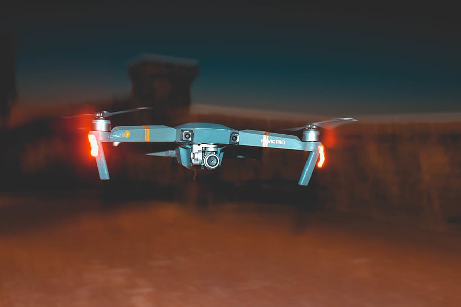 drone, dji, pro màgic, nit, taronja, cap gent, il·luminat, taula, enfocament selectiu, pistola, primer pla, seguretat, comunicació, senyal d'advertència, signe, a l'interior, arma, moviment, vermell, metall, risc, natura morta, agressió, 5K