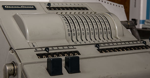 màquina de càlcul, oficina, comptar, nostàlgic, càlcul, ajudes computacionals, vell, tecnologia, a l'interior, cap gent, control, maquinària, equipament, primer pla, estil retro, panell de control, música, equip d’àudio, cultura i entreteniment artístic, comunicació, avió, metall, rentadora, analògic, vehicle aeri, polsador, 5K, CC0, domini públic, lliure de regalies