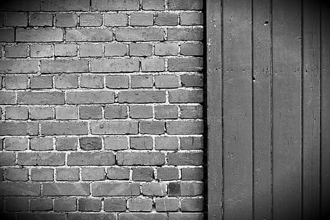 paret, maons, maó, paret de maó, hauswand, fusta, fons, estructura, pedra, patró, bricked, maçoneria, negre blanc, façana, funció de construcció de parets, marc complet, arquitectura, estructura construïda, cap gent, textura, primer pla, exterior de l'edifici, dia, vell, material de fusta, a l'aire lliure, porta, entrada, repetició, 5K, CC0, domini públic, lliure de regalies