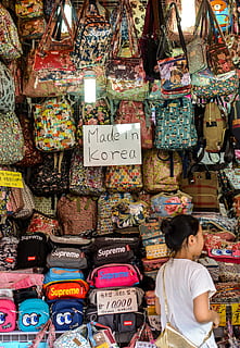 motxilles de colors variats, venda al detall, a la venda, mercat, gran grup d'objectes, Paradeta, variació, persones reals, elecció, text, abundància, negoci petit, multicolor, dones, negocis, col · lecció, infància, arranjament, visualització al detall, nen, venda, comprar, 4K, CC0, domini públic, lliure de regalies