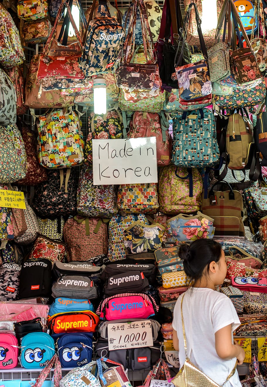 motxilles de colors variats, venda al detall, a la venda, mercat, gran grup d'objectes, Paradeta, variació, persones reals, elecció, text, abundància, negoci petit, multicolor, dones, negocis, col · lecció, infància, arranjament, visualització al detall, nen, venda, comprar, 4K