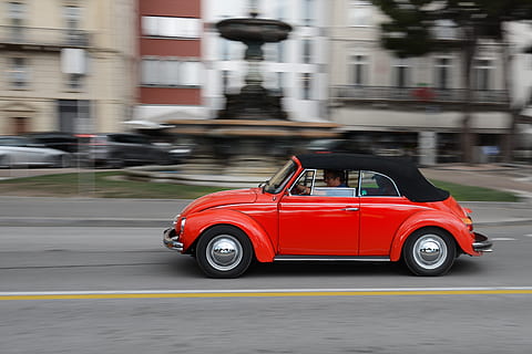 vw, vw beetle, auto, vecchi tempi, volkswagen, scarafaggio, settore automobilistico, veicolo, Vintage ▾, classico, rosso, hippie, vecchio, traffico, nostalgia, retrò, strada, guidare, trasporto, viaggio, lugano, veloce, modo di trasporto, mezzi di trasporto, movimento, movimento sfocato, velocità, veicolo a motore, guida, veicolo terrestre, in movimento, concorrenza, giorno, gara sportiva, architettura, macchina da corsa, città, persone accessorie, motorsport, pista automobilistica, 4K, CC0, dominio pubblico, privo di copyright