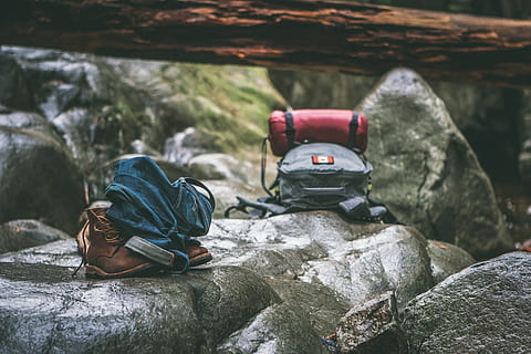 mochila, botas, ambiente, recreación, rock, piedra, viaje, madera, caminata, excursionismo, emigrar, roca - objeto, sólido, día, naturaleza, formacion de roca, centrarse en primer plano, gente, aventuras, gente real, hombres, al aire libre, belleza en la naturaleza, relajación, actividad, montaña, río, alpinismo, sentado, 4K, CC0, dominio público, libre de derechos