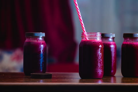 rot, Getränk, Einmachgläser, Saft, Smoothie, Krug, Gesundheit, Rote Beete, Entsaften, Äpfel, Milch, Milchshake, Limonade, Lebensmittel, Marmelade, Obst, Blaubeere, Pflanze, Farbbehälter, Regal, Himbeere, drinnen, Strohhalm, Essen und Trinken, Tabelle, Stroh, Container, Erfrischung, keine Leute, Nahansicht, Glas, gesundes Essen, Fokus auf den Vordergrund, Frische, Stillleben, Trinkglas, 2K, CC0, gemeinfrei, lizenzfrei