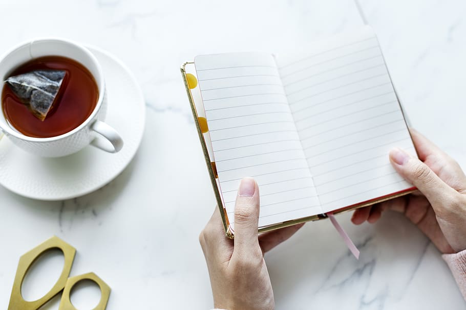 persona, obert, llibre, blanc, ceràmica, tassa, ple, cafè, fons, escriptori, mans, beguda calenta, superfície de marbre, quadern, Bloc de notes, tisores, te, espai de treball, beure, menjar i beguda, mà humana, cafè - beguda, paper, mà, tassa de cafè, refresc, part del cos humà, una persona, publicació, taula, bolígraf, celebració, vista d’angle alt, a l'interior, en blanc, vaixella, fer llistes, 1080P