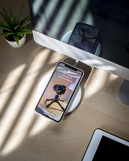 post-2016 per iPhone, comunicació, taula, vista d’angle alt, tecnologia, telèfon intel·ligent, tecnologia sense fils, pantalla, a l'interior, telèfon mòbil, dispositiu d’informació portàtil, llum solar, connexió, tauleta digital, naturalesa, cap gent, pantalla del dispositiu, ombra, dia, pantalla tàctil, natura morta, 4K, CC0, domini públic, lliure de regalies