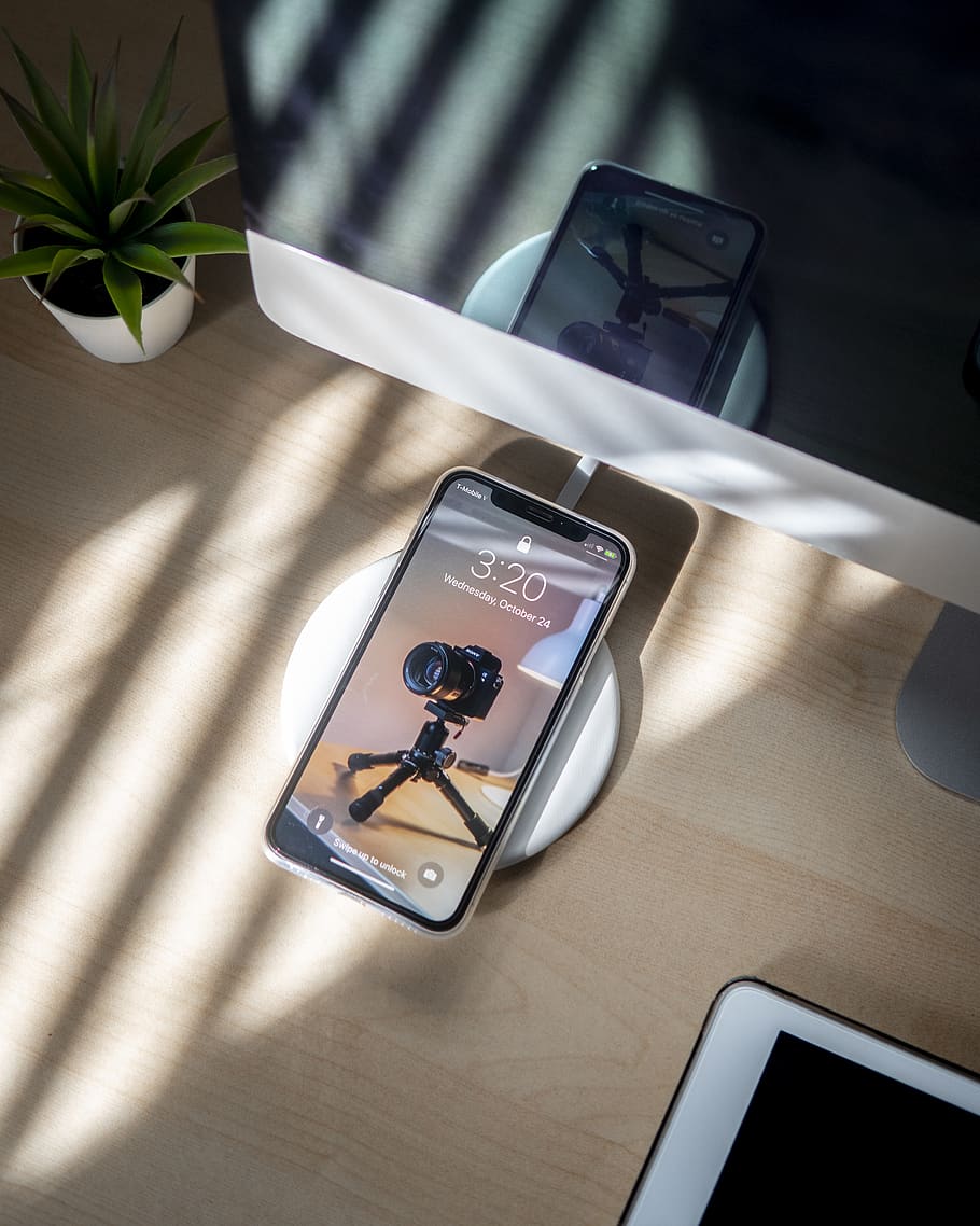 post-2016 per iPhone, comunicació, taula, vista d’angle alt, tecnologia, telèfon intel·ligent, tecnologia sense fils, pantalla, a l'interior, telèfon mòbil, dispositiu d’informació portàtil, llum solar, connexió, tauleta digital, naturalesa, cap gent, pantalla del dispositiu, ombra, dia, pantalla tàctil, natura morta, 4K