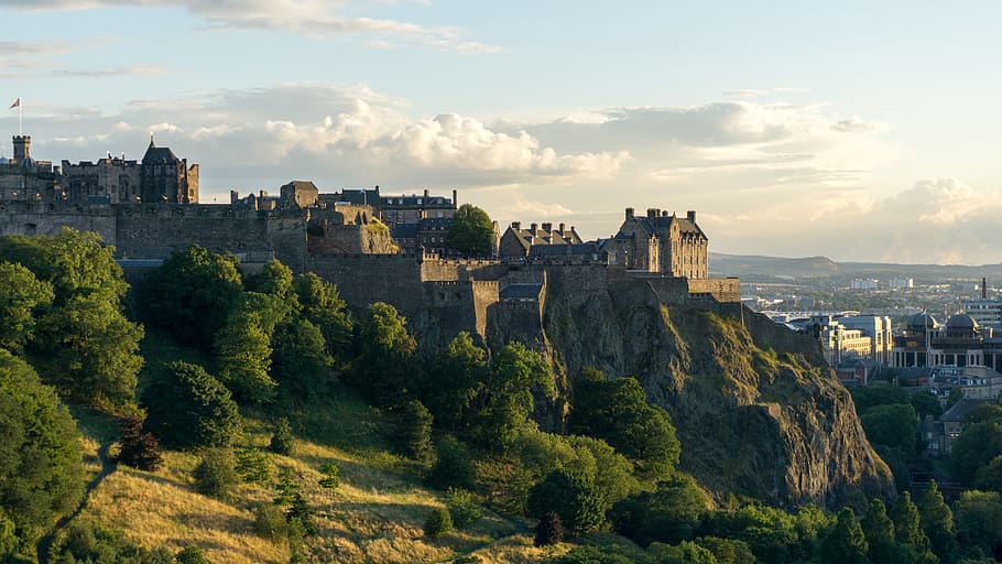 Edinburgh, hrad, stavba, architektura, exteriér budovy, strom, rostlina, nebe, mrak - nebe, Příroda, minulost, Dějiny, destinace, nikdo, den, venku, růst, krása v přírodě, budova, město, scenics - příroda, cestovat, panoráma města, 5K
