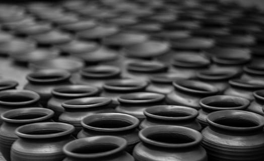 modelli, forme, fango, astratto, arte, pentole, ceramica, fotogramma intero, grande gruppo di oggetti, sfondi, abbondanza, nessuno, messa a fuoco selettiva, ripetizione, modello, avvicinamento, di fila, in casa, preparativi, natura morta, industria, pila, concentrarsi sulle conoscenze acquisite, ordine, forma, design, 4K, CC0, dominio pubblico, privo di copyright