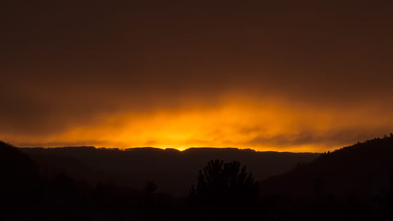 solnedgang, skumring, himmel, aften, silhuet, mørke, bjerg, miljø, varme - temperatur, skønhed i naturen, ingen mennesker, natur, scenics - natur, brænding, landskab, advarselsskilt, skilt, nat, vulkan, jord, udendørs, lava, ikke-urbane scene, sky - himmel, vulkansk krater, magt i naturen, 5K, CC0, offentligt domæne, royaltyfrie