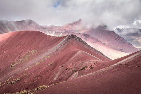 marró, muntanya, envoltat, núvols, núvol - cel, medi ambient, bellesa a la natura, paisatge, escenics - natura, cel, naturalesa, geologia, escena no urbana, terra, tranquil·litat, cap gent, viatjar, geografia física, destinacions de viatge, dia, turisme, a l'aire lliure, clima, clima àrid, 5K, CC0, domini públic, lliure de regalies