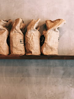 fire brune sekker, bag, birk kaffe, Kaffe bønne, hylle, moderne, burlap, new york, kaffe, vegg, betong, Kaffebutikk, kaffebønner, moderne innredning, sofa, møbler, pute, hjemmedekorasjon, finger, poser, innendørs, stilleben, mat og Drikke, ingen folk, mat, friskhet, tre - materiale, side ved side, stor gruppe gjenstander, container, brød, brun, spise sunt, nærbilde, velvære, ordning, kunst og Håndverk, bakeri, butikk, 4K, CC0, offentlig domene, opphavsrett gratis