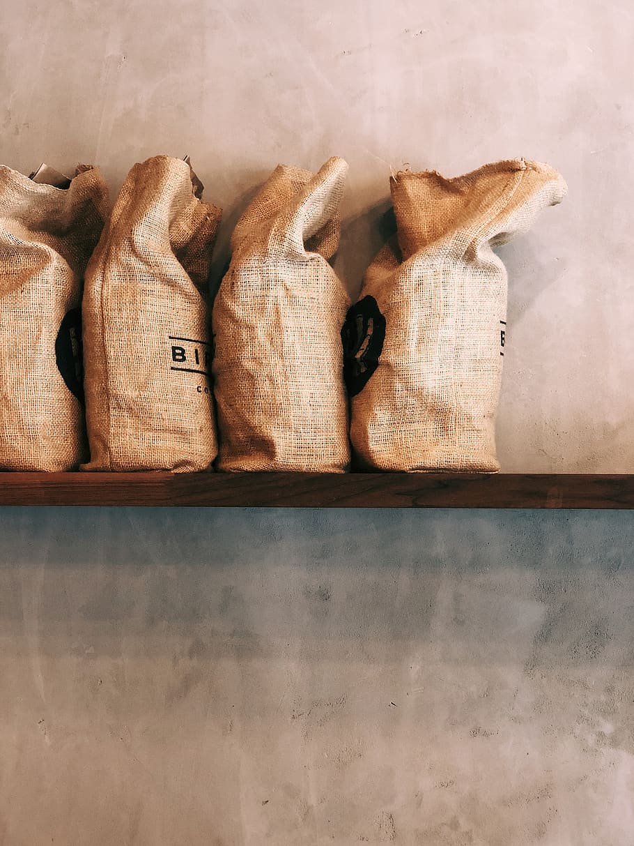 quatre sacs marrons, bossa, cafè de bedoll, gra de cafè, prestatge, modern, arpillera, new york, cafè, paret, concret, cafeteria, grans de cafè, decoració moderna, sofà, mobles, coixí, decoració de la llar, dit, bosses, a l'interior, natura morta, menjar i beguda, cap gent, menjar, frescor, material de fusta, costat a costat, gran grup d'objectes, contenidor, pa, marró, alimentació saludable, primer pla, benestar, arranjament, art i artesania, fleca, botiga, 4K