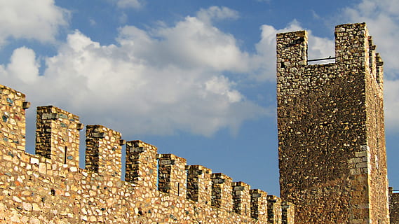 Ściana, zamek, wieża, architektura, twierdza, kamień, ruina, historycznie, montblanc, Tarragona, Hiszpania, zbudowana struktura, na zewnątrz budynku, budynek, niebo, historia, Miasto, chmura - niebo, przeszłość, Natura, dzielnica mieszkaniowa, żadnych ludzi, niski kąt widzenia, stary, na dworze, dzień, światło słoneczne, cele podróży, pejzaż miejski, apartament, wieżowiec, 5K, CC0, domena publiczna, darmowe zdjęcia