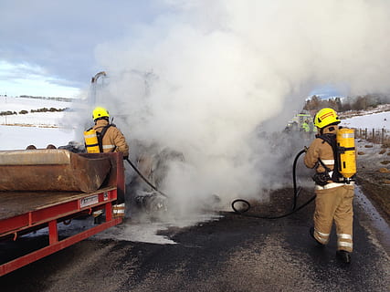 Feuerwehrmann, Besetzung, Unfälle und Katastrophen, Kopfbedeckungen, Sicherheit, Männer, Verbrennung, Feuer, Feuer - natürliches Phänomen, Feuerwehrschlauch, Rauch - physische Struktur, Kleidung, Helm, Notfallausrüstung, Arbeiten, Rettungshelfer, Wasser, Kommunikation, Schutz, Zeichen, Zusammenspiel, Helden, draußen, 2K, CC0, gemeinfrei, lizenzfrei
