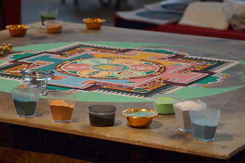 mandala, taula, a l'interior, art i artesania, multicolor, creativitat, cap gent, natura morta, vista d’angle alt, elecció, primer pla, variació, contenidor, material de fusta, gran grup d'objectes, centrar-se en primer pla, enfocament selectiu, activitat d'oci, jocs d’oci, artesania, paper, 5K, CC0, domini públic, lliure de regalies
