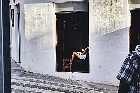 Ispanija, altea, realūs žmonės, architektūra, pastatyta struktūra, vienas asmuo, pastato išorė, gyvenimo būdą, dieną, įėjimas, durys, lauke, pastatas, vyrai, Laisvalaikio veikla, miestas, sėdi, visas ilgis, saulės šviesa, atsipalaidavimas, suaugusiųjų, 4K, CC0, Viešasis domenas, nemokamai