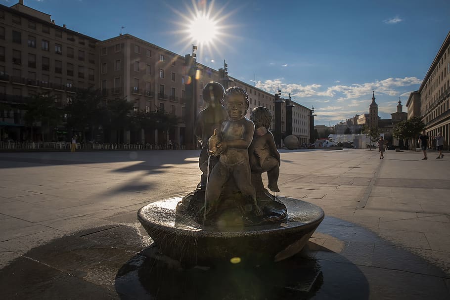 aigua, gotes, arquitectura, beure, bombolla, cel, brillant, núvols, humit, plaça, nen, peix, blau, Església, estiu, estàtua, exterior de l'edifici, escultura, estructura construïda, representació humana, representació, Font, art i artesania, ciutat, naturalesa, creativitat, llum solar, edifici, dia, persones incidentals, el passat, carrer, història, flare de la lent, a l'aire lliure, 5K