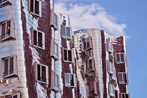 architettura, facciata, finestra, costruzione, cielo, città, moderno, isolato, urbano, ufficio, gehry, paesaggio urbano, architettura moderna, Düsseldorf, porto multimediale, edifici gehry, obliquo, punto di riferimento, Luoghi di interesse, turismo, fiume del Reno, metallo, brillante, case, metallico, esterno dell'edificio, struttura costruita, Inquadratura dal basso, giorno, quartiere residenziale, nessuno, nuvola - cielo, natura, all'aperto, luce del sole, scala di sicurezza, appartamento, vecchio, blu, fianco a fianco, 4K, CC0, dominio pubblico, privo di copyright