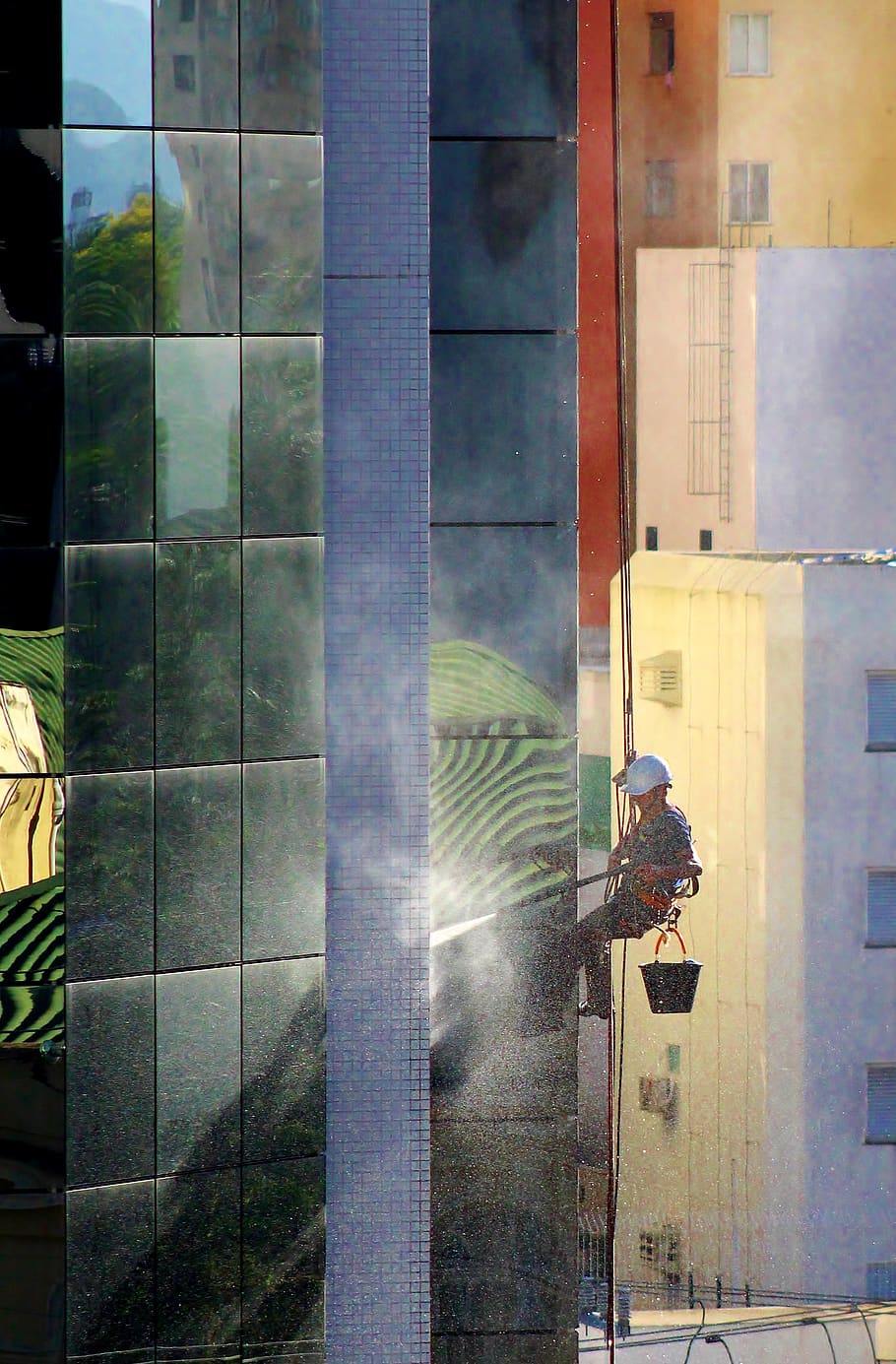 treballar, rapel, neteja, corda, risc, casc, guants, escalada, equipaments, seguretat, treballadors, arquitectura, ciutat, enginyeria, urbà, eina, estructura construïda, exterior de l'edifici, finestra, persones reals, vidre - material, una persona, dia, edifici, ocupació, reflexió, homes, transparent, treball, a l'aire lliure, longitud completa, rentadora de finestres, 2K