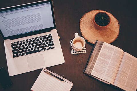 Bibelstudium, hingebungsvoll, Kaffee, Tabelle, Studie, Bibel, Computer, Notizblock, Technologie, kabellose Technologie, Laptop, Kommunikation, Verbindung, drinnen, keine Leute, Veröffentlichung, Buch, Stillleben, tragbares Informationsgerät, Holz - Material, Möbel, Computerausrüstung, High Angle View, Text, direkt darüber, Schreibtisch, Tastatur, 4K, CC0, gemeinfrei, lizenzfrei