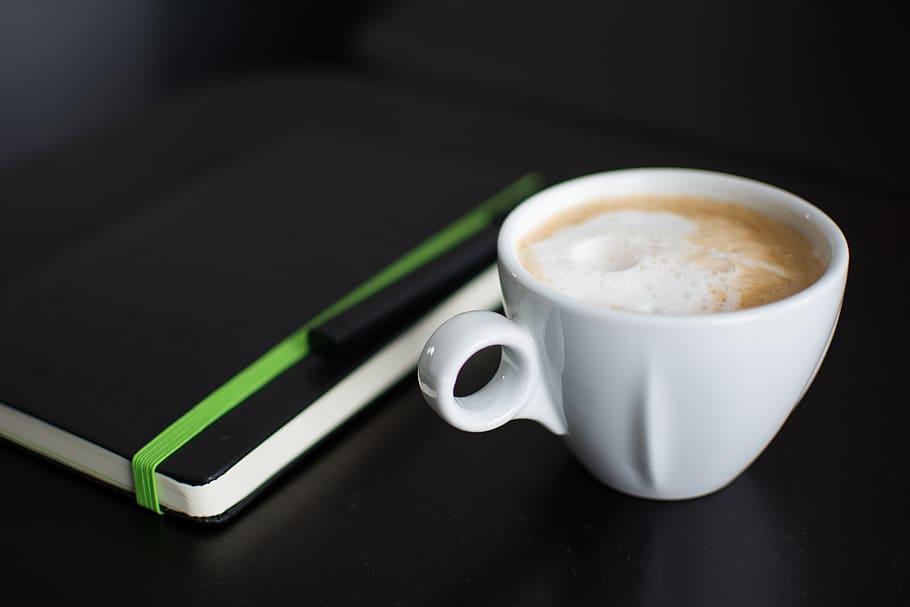 cafè, moleskine, Bloc de notes, quadern, tassa, crema, negre, taula, verd, notes, blanc, cafè - beguda, tassa de cafè, beure, menjar i beguda, refresc, natura morta, a l'interior, cap gent, primer pla, beguda espumosa, frescor, vista d’angle alt, beguda calenta, centrar-se en primer pla, fons negre, tir de l'estudi, vaixella, latte, begudes sense alcohol, temptació, 5K