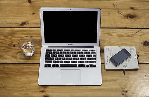 macbook air, accanto, nero, iphone 4, bicchiere, i phone, Mac, Mela, il computer portatile, macbook, computer, tavolo, taccuino, legna, modello, acqua, Nota, scrivania, lavoro, lancia, Moleskine, Macbook Pro, asse di legno, tecnologia, connessione, tecnologia wireless, comunicazione, legno - materiale, dispositivo di informazione portatile, in casa, schermo, nessuno, direttamente sopra, vista dall'alto, attrezzatura informatica, natura morta, smart phone, cellulare, schermo del dispositivo, attività commerciale, 5K, CC0, dominio pubblico, privo di copyright