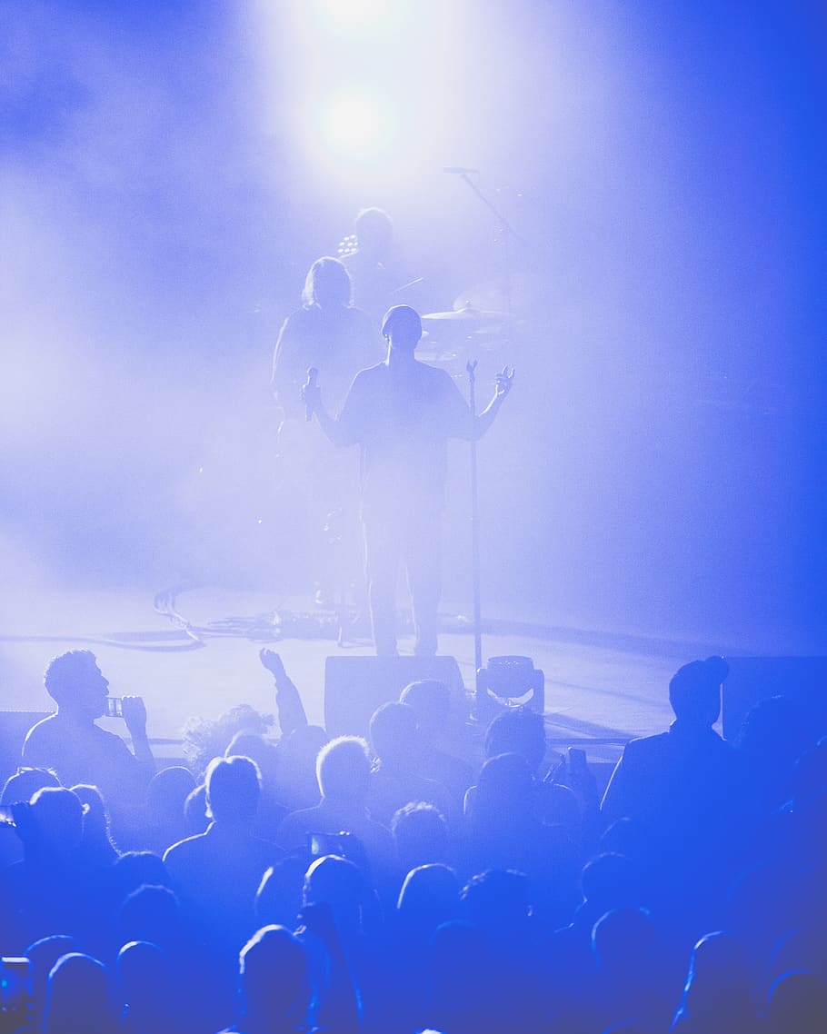 banda en directe, blau, concert, música, lloança, oració, adoració, persona, humà, multitud, micròfon, les mans en alt, fum, boira, cantar, gira, hillsong, Déu, etapa, en viu, cultura i entreteniment artístic, rendiment, esdeveniment, grup de persones, persones reals, diversió, vida nocturna, escenari - espai de rendiment, concert de música popular, llum - fenomen natural, il·luminat, homes, músic, gran grup de persones, equips d’il·luminació, artista, habilitat, festival de música, música rock, públic, llum, Festival, llum de l'escenari, emoció, ocupació d’animació, emoció positiva, braç humà, 1080P