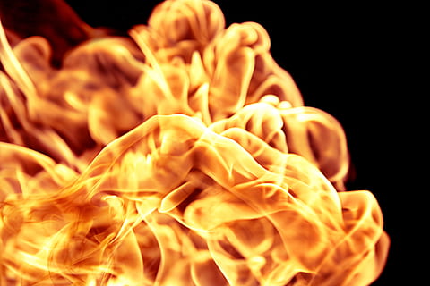 fuego, llama, infierno, cocina, negro, quemar, calor, detalle, de cerca, papel pintado, calentar, parilla, lengua de fuego, hoguera, flameante, ardiente, inflamable, elemento, furioso, peligroso, cerrar, peligro, hogar, encender, caliente, calor - temperatura, fondo negro, fuego - fenómeno natural, nadie, movimiento, naturaleza, foto de estudio, color naranja, resumen, adentro, amarillo, comida y bebida, brillante, antecedentes, comida, cambiando de forma, 2K, CC0, dominio público, libre de derechos