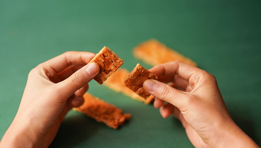 biscotti della holding della persona, cibo, mani, dolci, mano umana, mano, cibo e bevande, parte del corpo umano, detenzione, in casa, una persona, concentrarsi sulle conoscenze acquisite, avvicinamento, mangiare malsano, al forno, cibo dolce, indulgenza, pronto a mangiare, tentazione, adulto, spuntino, girato in studio, Affamato, 5K