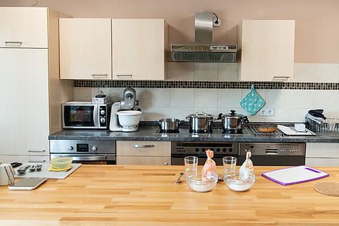 cuina, enfornar, cuina de l'escola, cuinar, curs, aparell, equipament per a la llar, a l'interior, habitació domèstica, interior de casa, estufa, menjar i beguda, cuina domèstica, casa, taulell de la cuina, estri de cuina, cap gent, tecnologia, taula, Cafetera, la vida domèstica, estils de vida, forn, modern, apartament, acer, Molt cansat, 2K, CC0, domini públic, lliure de regalies