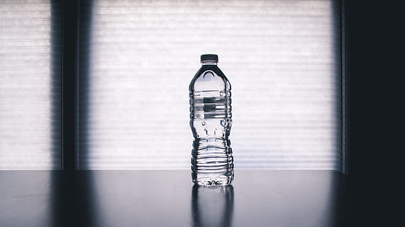 clair, jetable, bouteille, noir, surface, nettoyer, récipient, cool, conception, boisson, Frais, liquide, Plastique, pur, réflexion, rafraîchissant, ombre, eau, les fenêtres, à l'intérieur, table, personne, verre - matériel, transparent, nature morte, objet unique, fermer, journée, métal, la fenêtre, mise au point sélective, bijoux, vue grand angle, construction de murs, modèle, 2K, CC0, domaine public, libre de droits