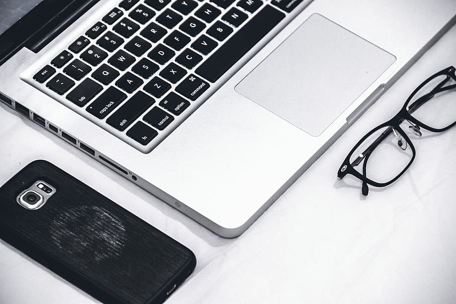 macbook, lângă, ochelari de vedere, smartphone, alb-negru, date, dispozitiv, document, Electronică, echipament, ochelari, fapte, Internet, tastatură, laptop, minimalismul, minimalist, birou, tech, tehnologie, muncă, spațiu de lucru, calculator, tehnologia fără fir, comunicare, conexiune, dispozitiv portabil de informații, în interior, masa, vedere în unghi mare, nici o persoana, echipamente de calcul, tastatura, natură moartă, telefon inteligent, stilou, a închide, accesoriu personal, cheia computerului, gol, 2K