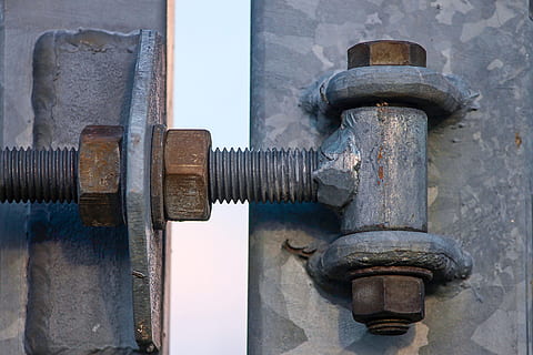 vite, cerniera, filo, metallo, recinto, flessibile, saldati, noccioline, arrugginito, telaio comune, superficie, ruggine, intemperie, Materiale, ferro, filo di metallo, vecchio, raccordo metallico, corrosione, porta, obbiettivo, avvicinamento, nessuno, protezione, giorno, sicurezza, all'aperto, acqua, connessione, tubo - tubo, valvola, industria, macchinario, serratura, valvola della macchina, 4K, CC0, dominio pubblico, privo di copyright