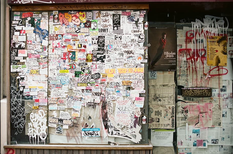 flerfarvede printerpapirer, ingen mennesker, tekst, papir, meddelelse, multi farvet, indendørs, overflod, stor gruppe af objekter, butik, vestlige script, rodet, murbygningsfunktion, plakat, forretning, bygget struktur, offentliggørelse, valg, baggrunde, Information, variation, 2K