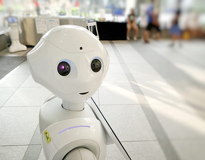 blanc, jouet d'action robot, mascotte, gris, robot, Android, tête, souriant, sourire, œil, visage, robotique, La technologie, technologie, ai, Plastique, artificiel, intelligence, 東京, 日本, représentation, personnes accessoires, se concentrer sur le premier plan, représentation humaine, art et Artisanat, fermer, table, à l'intérieur, sol, la créativité, jouet, journée, tuile, nature morte, lumière du soleil, carrelage, sculpture, couleur argentée, 4K, CC0, domaine public, libre de droits