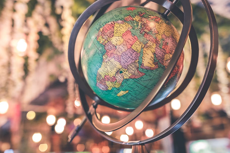 nero, verde, desk globe, avvicinamento, geografia, globo, carta geografica, oggetto, sfera, mondo, concentrarsi sulle conoscenze acquisite, illuminato, nessuno, globo - Oggetto creato dall'uomo, all'aperto, attrezzatura per l'illuminazione, natura, giorno, riflesso lente, connessione, sospeso, forma, comunicazione, cavo, metallo, pianeta Terra, forma geometrica, luce, 5K