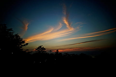 orizzonte, luce, nube, cielo, sole, Alba, tramonto, luce del sole, mattina, atmosfera, crepuscolo, sera, buio, ultimi bagliori, cielo rosso al mattino, silhouette, bellezza nella natura, scenics - natura, albero, nuvola - cielo, la tranquillità, scena tranquilla, pianta, colore arancione, natura, idilliaco, nessuno, ambiente, paesaggio, cielo drammatico, all'aperto, scena non urbana, maestoso, cielo romantico, 5K, CC0, dominio pubblico, privo di copyright