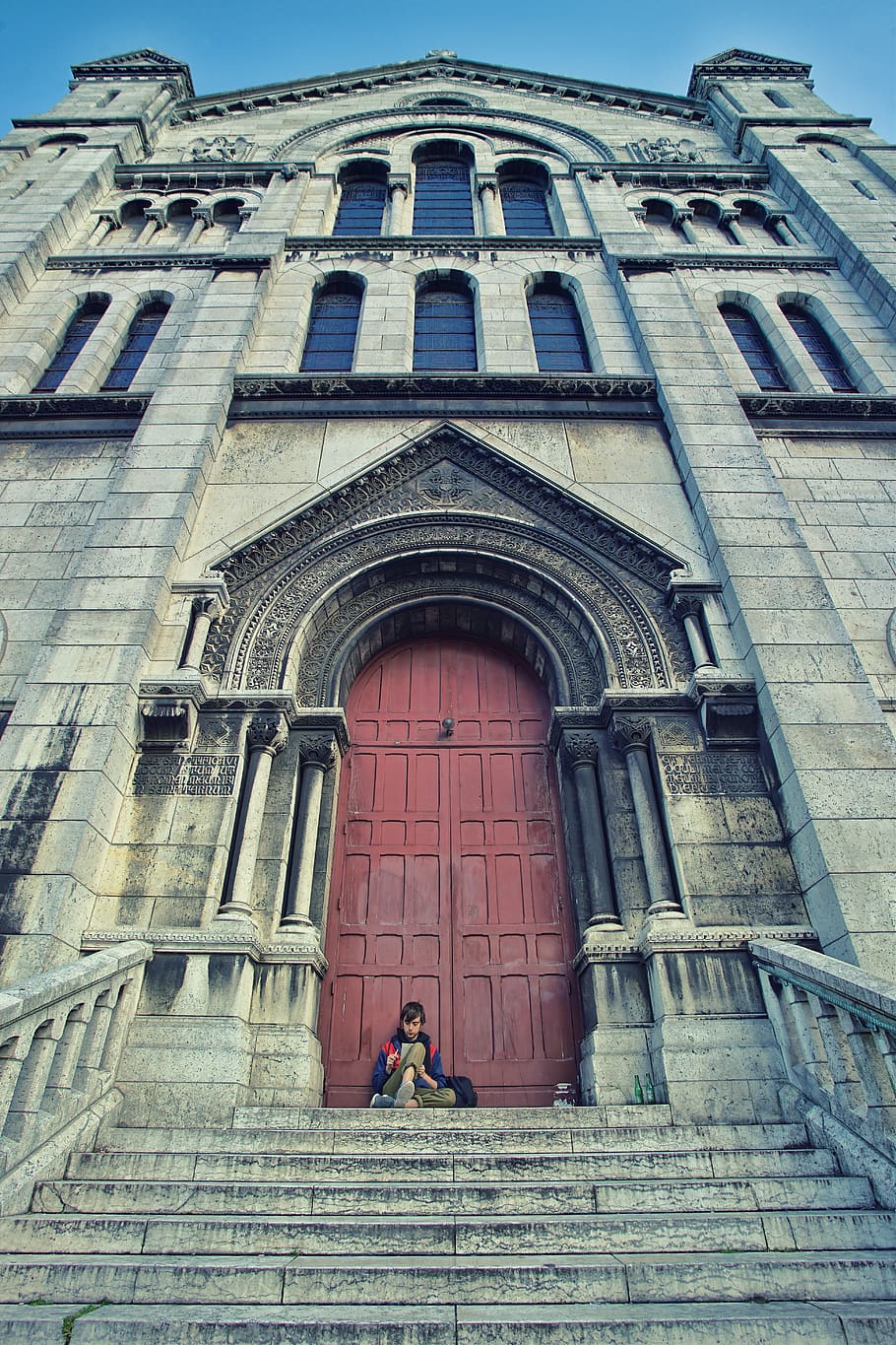 brun katedral, dør, person, human, bygning, arkitektur, tårn, Spir, Port, kirke, by, dome, mand, religion, kristen, sacré coeur, sidder, Kristendom, Frankrig, Paris, bygning udvendig, bygget struktur, bue, lav vinkel visning, dag, rigtige mennesker, indgang, en person, historie, fortiden, facade, trappe, vindue, udendørs, sted for tilbedelse, 5K