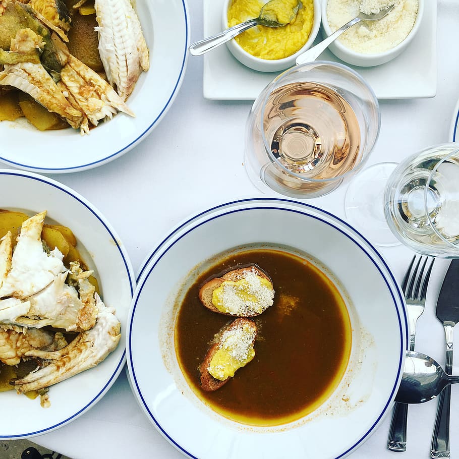 Frankrig, cassis, vin, fisk, bouillabaisse, fransk, frokost, mad og drikke, friskhed, mad, klar til at spise, bord, høj vinkel visning, stilleben, indendørs, forfriskning, drikke, plade, portionsstørrelse, glas, køkkenredskaber, ingen mennesker, direkte over, spise redskaber, husholdningsudstyr, drikkeglas, skål, måltid, fristelse, snack, 2K