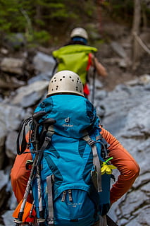 doi oameni drumeții, activ, activitate, aventură, rucsac, lumina zilei, cască, excursie pe jos, excursionist, pasiune, peisaj, Munte, alpinism, natură, în aer liber, oameni, roci, pietre, drumetii montane, mers, purta, sporturi extreme, sportiv, Activitatea de agrement, îmbrăcăminte, să se concentreze asupra primelor elemente, vedere din spate, zi, oameni adevărați, Siguranță, frânghie, protecţie, Securitate, drumeții, Ham de siguranță, 5K, CC0, domeniu public, fără drepturi de autor