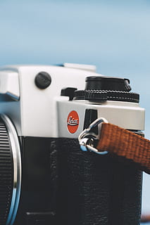 negre, blanc, càmera, corretja, leica, tecnologia, càmera de cinema, vintage, equipament, primer pla, marca, macro, aspecte utilitzat, urbà, estil, obturador, disparar, renaixement, retro, telèfons, comunicació, text, cap gent, cultura i entreteniment artístic, a l'interior, centrar-se en primer pla, maquinària, nombre, natura morta, estil retro, signe, guió occidental, música, enfocament selectiu, part de la màquina, metall, negocis, 5K, CC0, domini públic, lliure de regalies