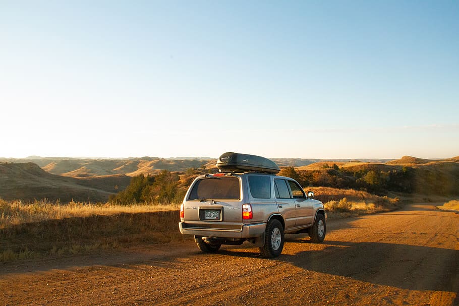hatchback de 5 portes blau, transport, cotxe, automòbil, vehicle, offroad, màquina, roda, a l'aire lliure, carretera, pneumàtic, manifestació, Carretera bruta, grava, suv, va parlar, caravana, furgoneta, jeep, sòl, roda del cotxe, manera de transport, cel, còpia espai, naturalesa, cel clar, paisatge, escenics - natura, llum solar, bellesa a la natura, medi ambient, terra, vehicle terrestre, camp, viatjar, muntanya, dia, viatge de carretera, 4K