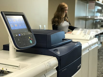 printer, afdrukken, scherm, vrouw, kantoor, bedrijf, papier, het drukken, technologie, computer, binnenshuis, volwassen, een persoon, machinerie, echte mensen, computerapparatuur, werkend, bezetting, computerscherm, jonge volwassene, jonge vrouwen, communicatie, gezondheidszorg en medicijnen, vrouwtjes, kapsel, 4K, CC0, publiek domein, royaltyvrij